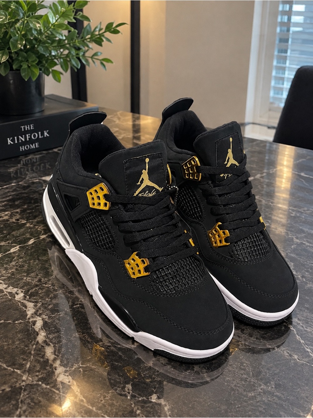 Jordan4 royalty Men’s Retro Sneakers (no box) was damaged